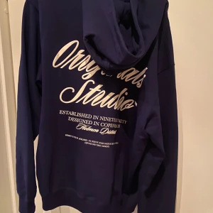 Jack n jones hoodie - As snygg blå jack n jones hoodie, anvönd en gång köpte den för 700kr