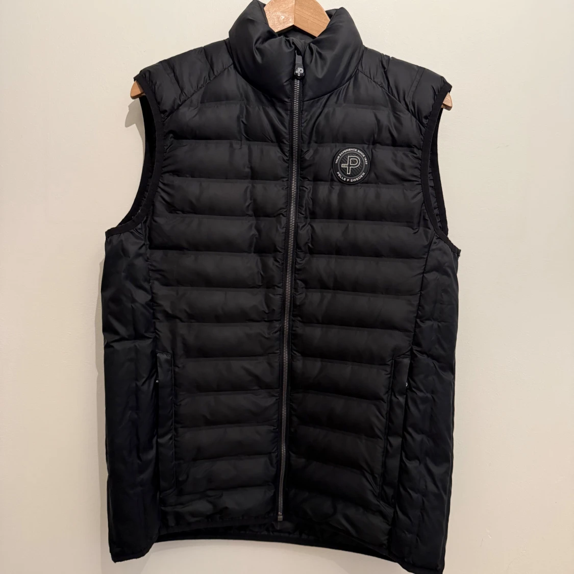 Svart dunväst från Pelle P