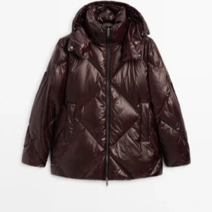 Massimo dutti jacka - Säljer min sååå fin Massimo dutti jacka i färgen burgundy. Den skiftar i en vinröd fin färg. Köpt i vintras så endast använd en vinter. Därav i väldigt bra skick, endast en liten defekt i höger ficka där det finns ett litet hål. Inget som syns utanpå utan känns bara inuti fickan. Priset kan diskuteras. Sista bilden är lånad, skriv för egna bilder.