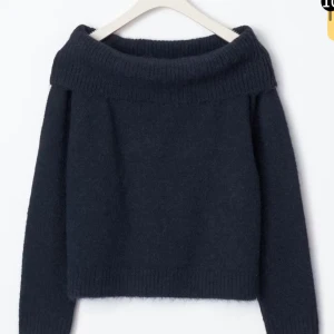Mörkblå offshoulder stickad tröja - Mörkblå offshoulder tröja från Gina tricot Young. Storlek 170 passar mig som oftast har s-m i mina tröjor! VA SNABB