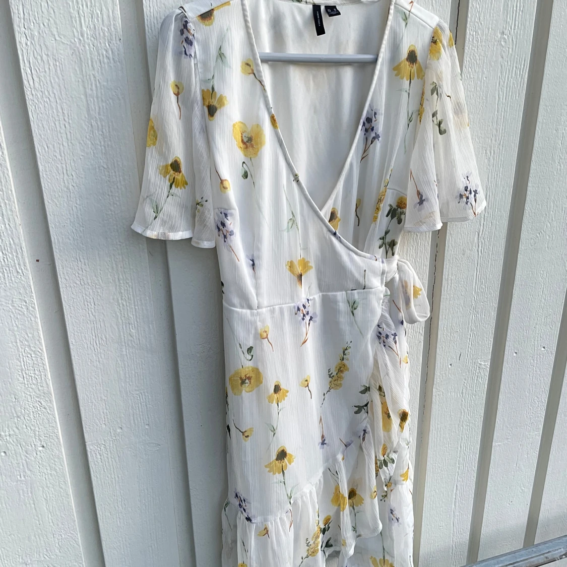 Vit blommig omlottklänning Vero Moda - 1