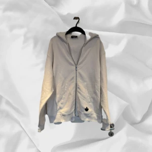 Dsquared2 zip up - Snygg zip up från Daquared2 i vit färg – enkel att matcha och skön att bära. Ett stilrent val, noggrant utvalt med omsorg av AM Clothing.  📩 Frågor? Hör gärna av dig! 📲 Följ oss här på Plik för fler uppdateringar. ♻️ Tack för att du handlar mer hållbart med AM Clothing!