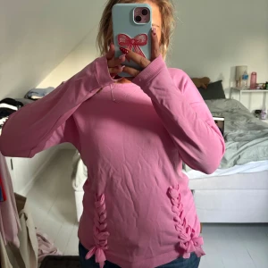 Tröja - Så snygg sweatshirt med knytdetaljer framtill!❣️ Perfekt nu till hösten!