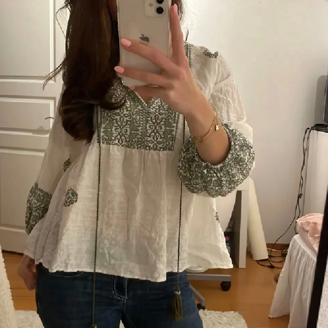 Vit blus med grönt broderi från Zara