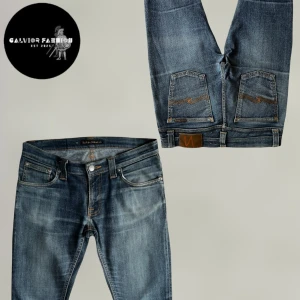 Nudie Jeans  - Riktigt snygga Nudie Jeans i fin tvätt. Modell Tight Long John, storlek W29 (längden skräddarsydd till kortare). Skicket är mycket bra. Använda i ca 2 år och tvättade 2 ggr, vilket gett dem en unik patina och naturliga fades. Ett riktigt mästerverk för den som gillar denim med karaktär                                                                         ~                                                                                       Vårt pris 1195kr (bud välkomna). Följare får rabatt! 