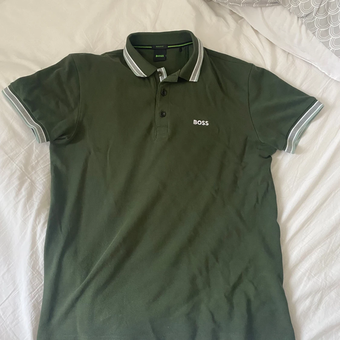 Grön BOSS pikétröja med vit logga