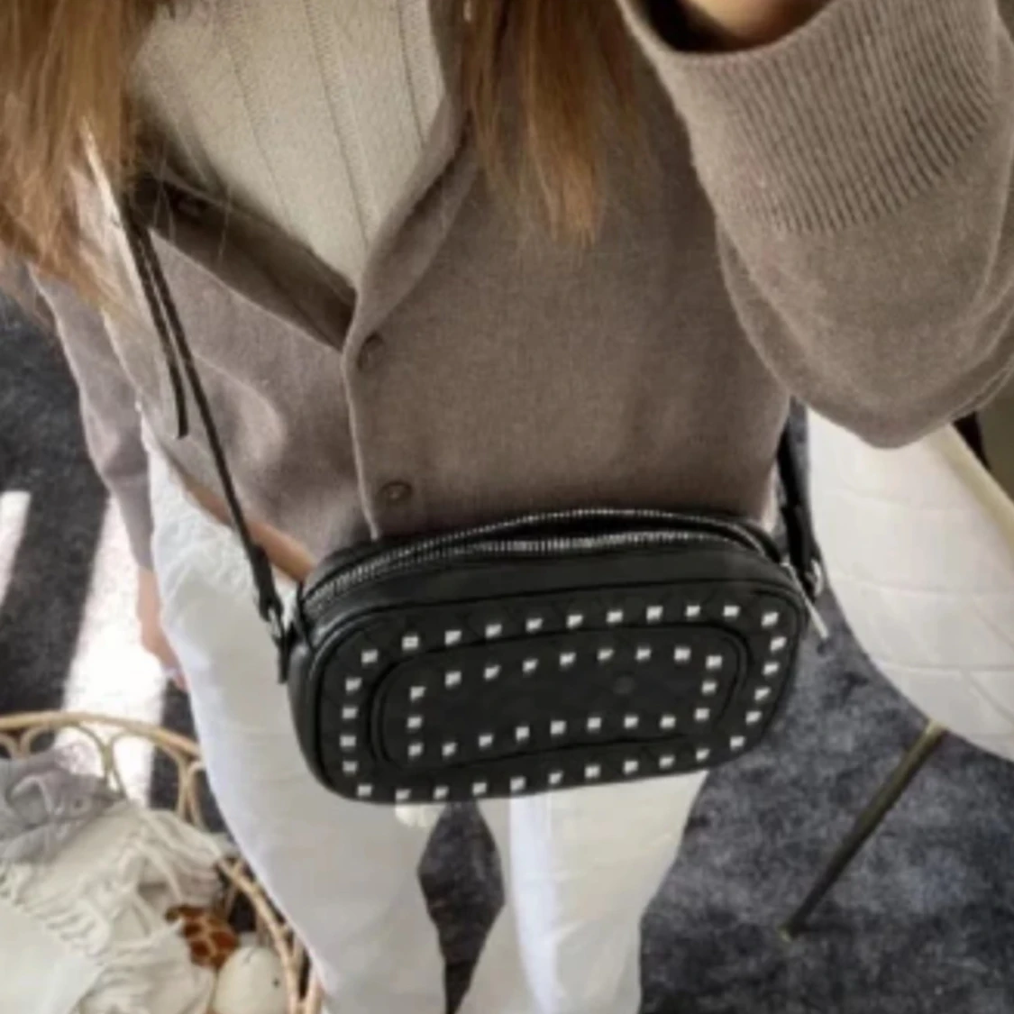 Svart axelväska med nitar