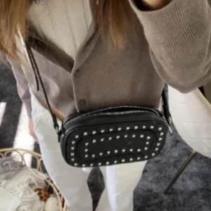 Svart axelväska med nitar - Snygg svart axelväska med silverfärgade nitar runtom och dragkedja upptill❣️