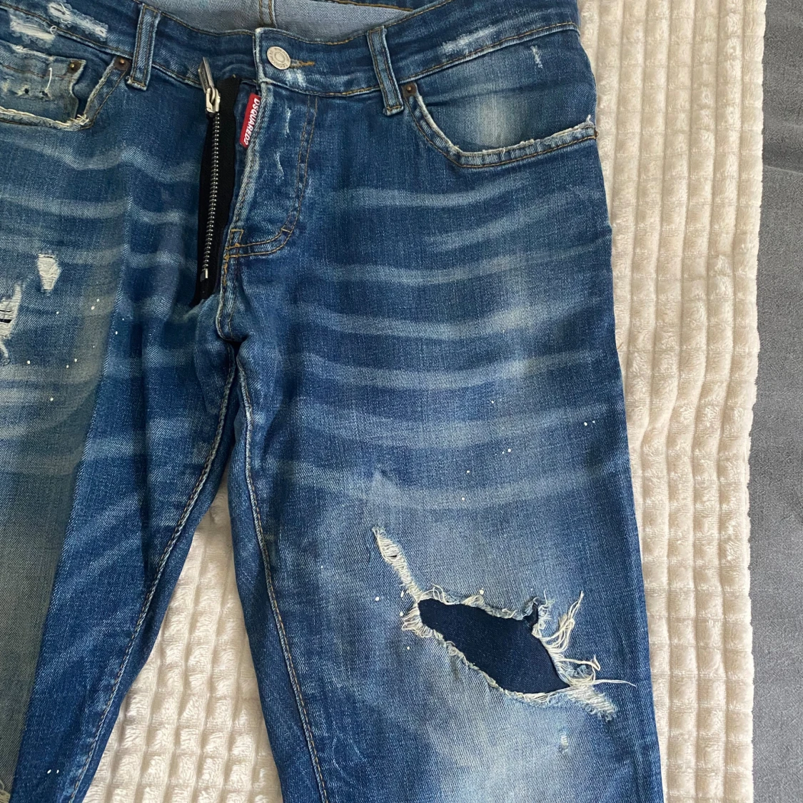 Blå slitna jeans med hål och detaljer - 2