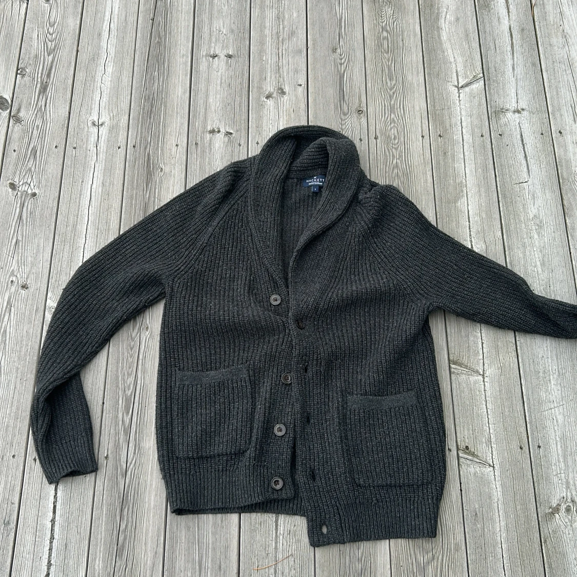 Mörkgrå kofta från Hackett i merinoull