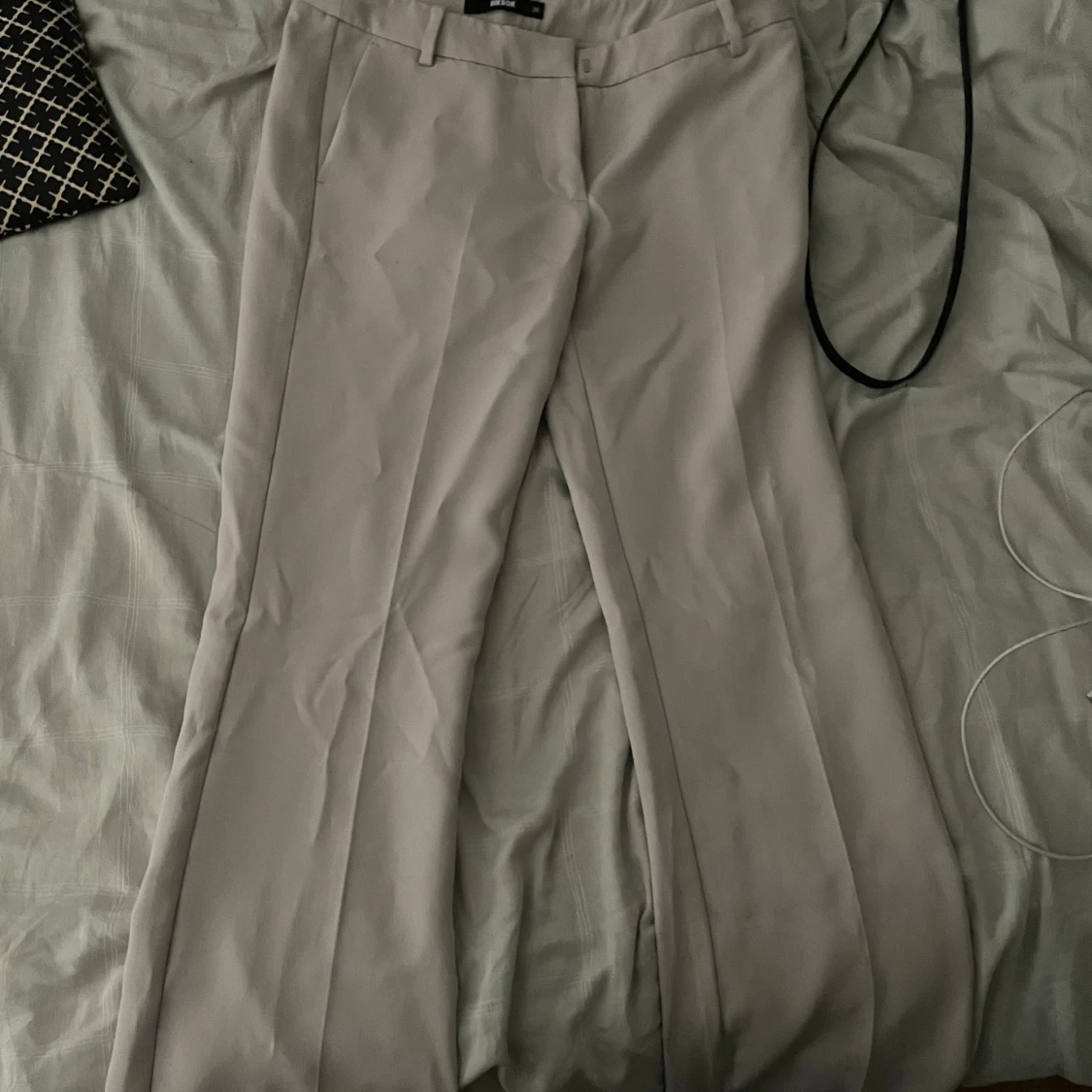 Beiga kostymbyxor från BikBok