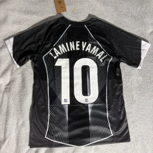 Lamine Yamal Barcelona Fotbollströja  - Helt ny Lamine Yamal Barcelona fotbollströja i storleken S