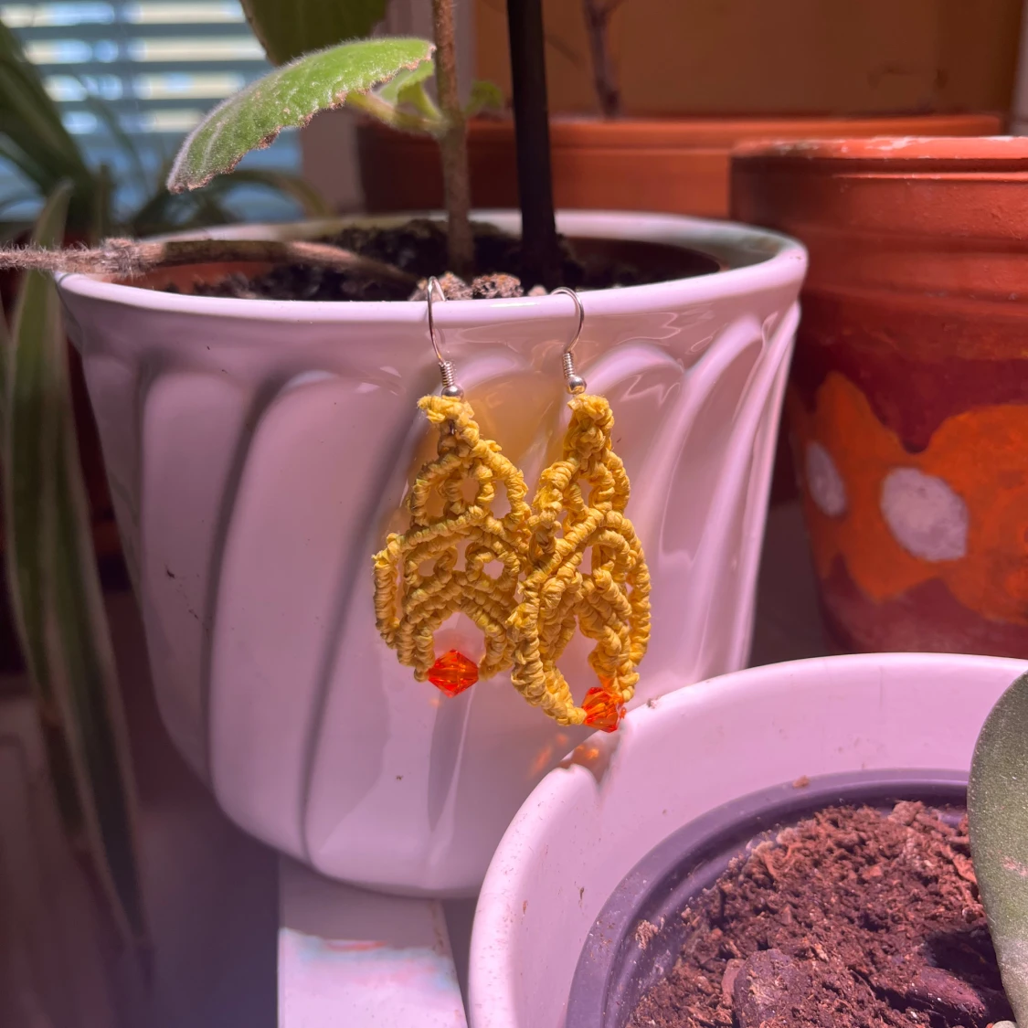 Handgjorda gula makraméörhängen