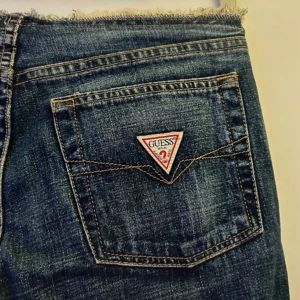 Ultra low rise jeans, vintage GUESS - Tyvärr är jag för bred runt höfterna för dessa jeans så tänker att de får hitta ett nytt hem! Extra låga och ”rispade” i midjan. Köpta för 600kr i en vintagebutik i Prag. Jag är 163cm lång. 