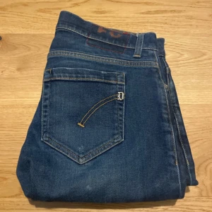 Blå dondup jeans - Ett par blå dondup jeans som är i toppskick. Knappt använda! Perfekt passform för en modern look. Skriv vid frågor!!