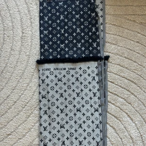 Designerinspirerad sjal / halsduk - Stilren och snygg sjal med ikoniskt mönster i svart och grått. Perfekt att bära runt halsen, som accessoar på väskan eller för att lyfta en enkel outfit ✨ Aldrig använd, ser helt ny ut.