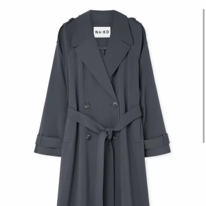 svart trenchcoat från NA-KD - SÖKER DENNA FRÅN NAKD, Stl 36 eller 38! skicka om ni har exakt denna (men i svart) eller en likande som är under vaderna(är kring 1.63).