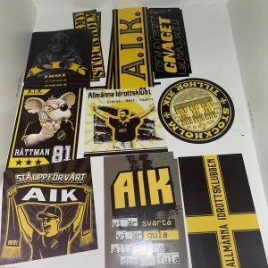 60st AIK klibbor  - Säljer 60st AIK klibbor, följande motiv ser du på bilden ovan. 