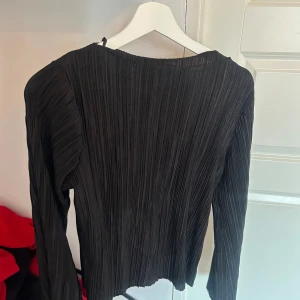 Svart pliserad topp - Utsvängda armar, plisserad, knappt använd!!
