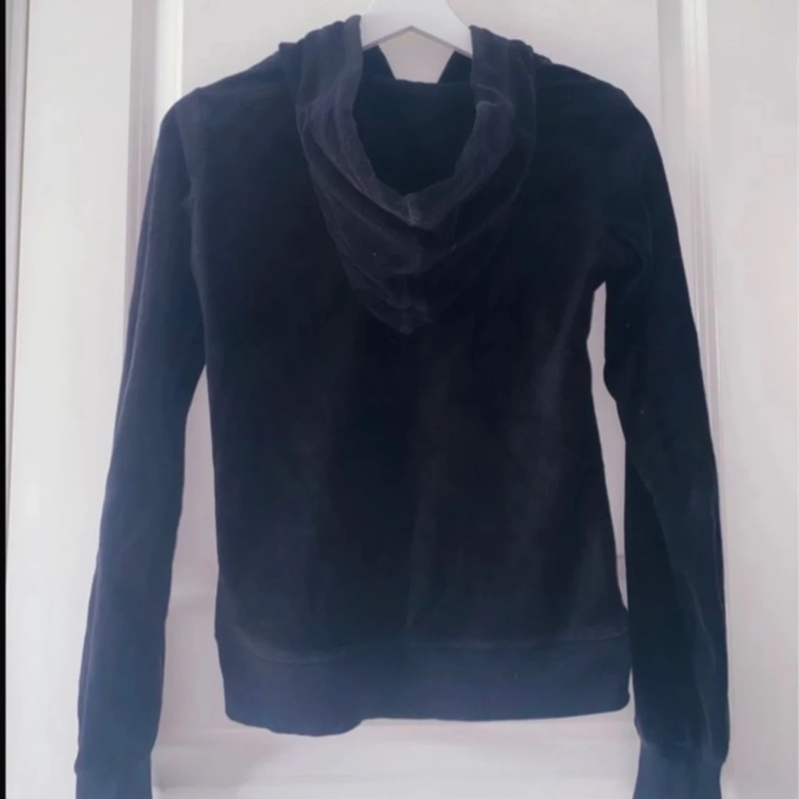 Svart velour hoodie med dragkedja - 1