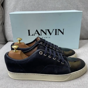 Lanvin skor  - Hej! Säljer nu dessa sjukt snygga lanvin skor. Skorna är i toppskick! Har begränsat antal boxar och dustbag. Hör av dig vid frågor. 