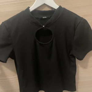 Svart ribbad topp med cut out Bik Bok - Använd några gånger 