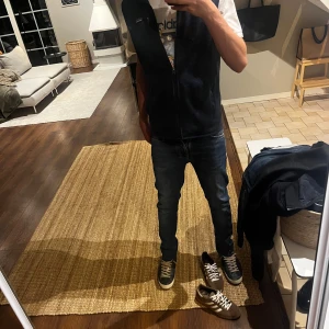 Nudie jeans lean dean  - Nudie jeans modell lean dean vilket är en lite tightare men inte skinny i passformen| nypris 1600kr| två stycken märken vid slutet av byxorna då jag vikit upp dom| storlek W28 L32
