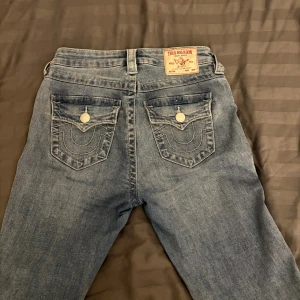 True religion - Säljer mina super fina Becca mid true religion jeans i stl 25. De är använda ett fåtal gånger, de har fått ett litet slit märke längst ner (som inte syns) detta för att de är för långa för mig som är cirka 165 cm. De är verkligen precis för långa vilket är väldigt synd! Annars är de i väldigt bra skick💞