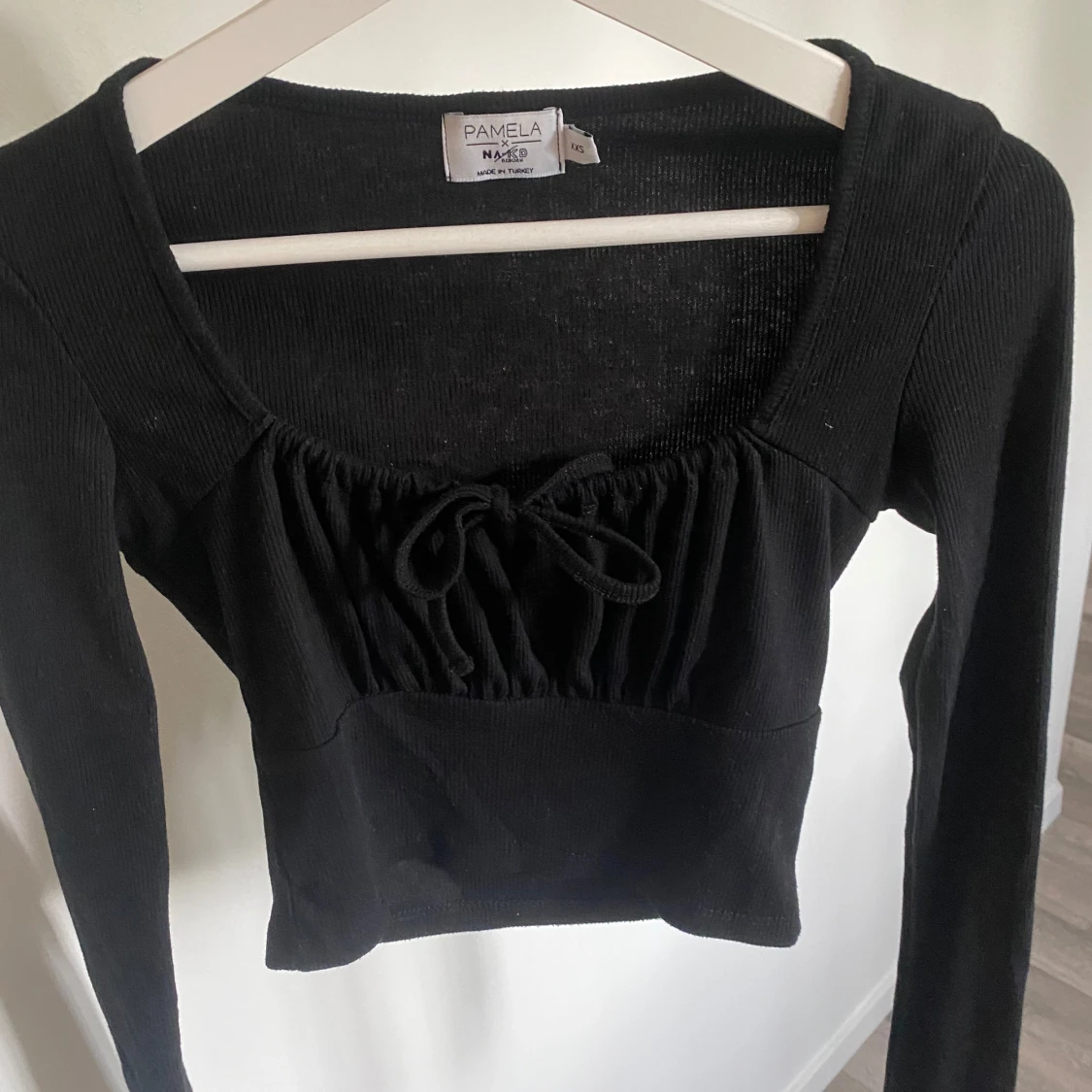 Svart ribbad topp med snörning NA-KD