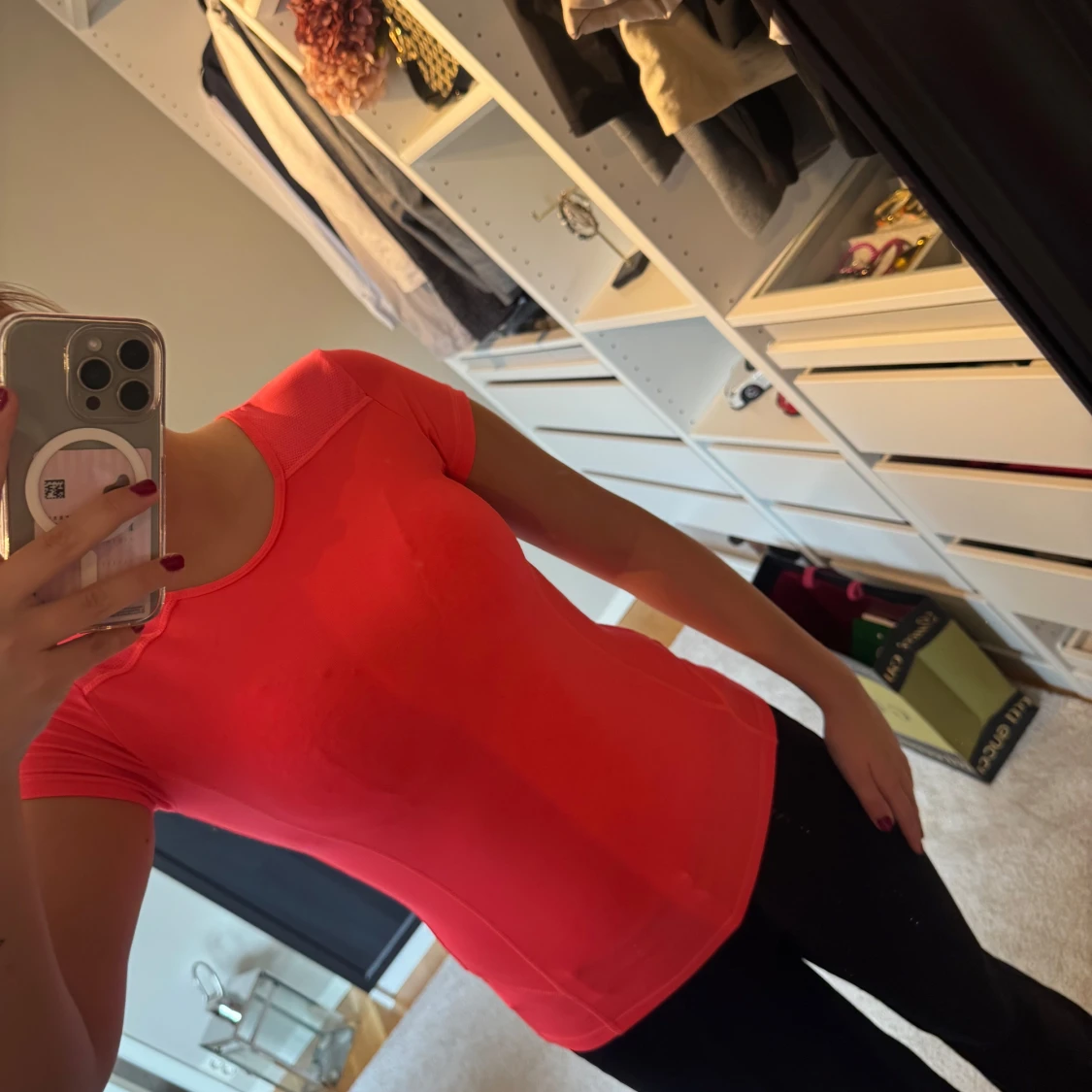 Neon träningstopp i syntetmaterial