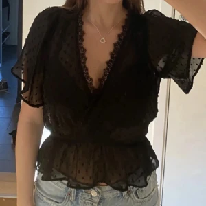 Zara blus - Jättesnygg svart blus från Zara💓 Nästan aldrig använd, kom med prisförslag 