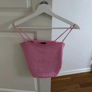 Rosa tubtopp från Gina Tricot - Säljer en söt rosa tubtopp från Gina Tricot med tunna axelband💕