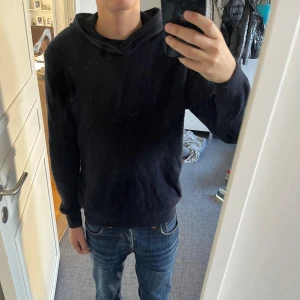 Oscar Jacobson kashmir hoodie - Säljer den här snygga Oscar Jacobson hoodien i kashmir! Den är i bra skick och i storlek XS. Skriv vid minsta fråga/fundering