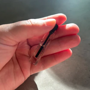 Delicate Jasmine parfymprov - Liten parfymprovflaska med doften Delicate Jasmine. Flaskan är genomskinlig med svart skruvkork och svart text på etiketten. Perfekt att ha med i väskan för en fräsch jasmin-doft när som helst.