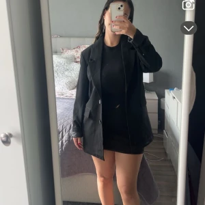 Svart kavaj från Noisy May - jättefin kavaj som tyvärr inte kommer till användning, finns axelvaddar i🤍