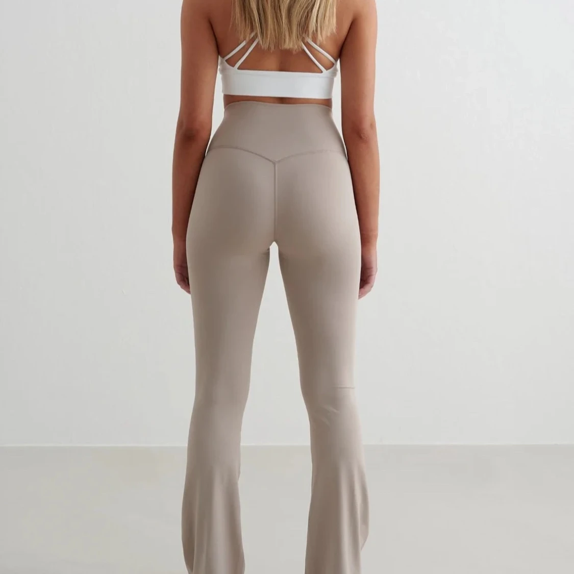 Beige flare leggings från Aim'n - 1