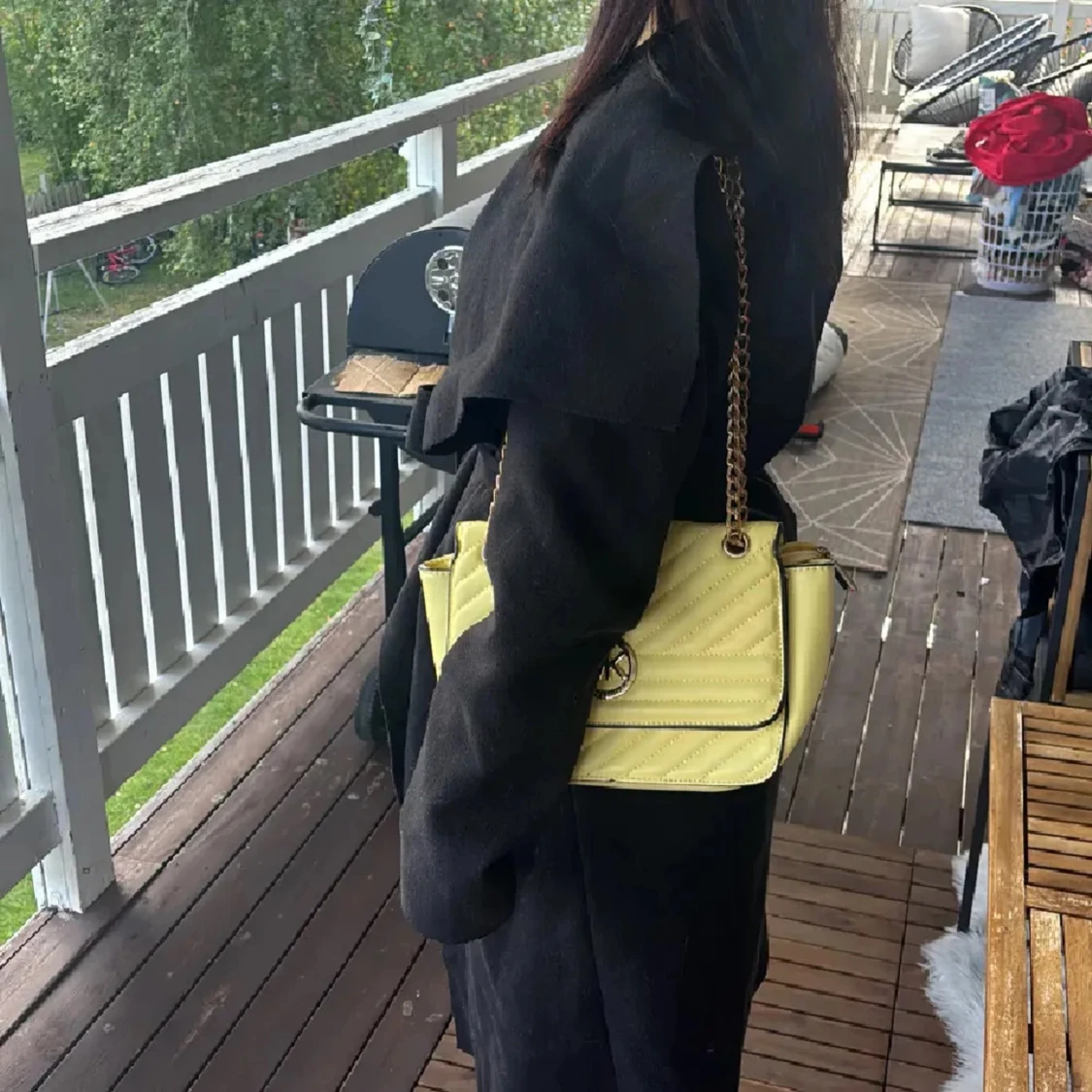 Svart trenchcoat med bälte - 3