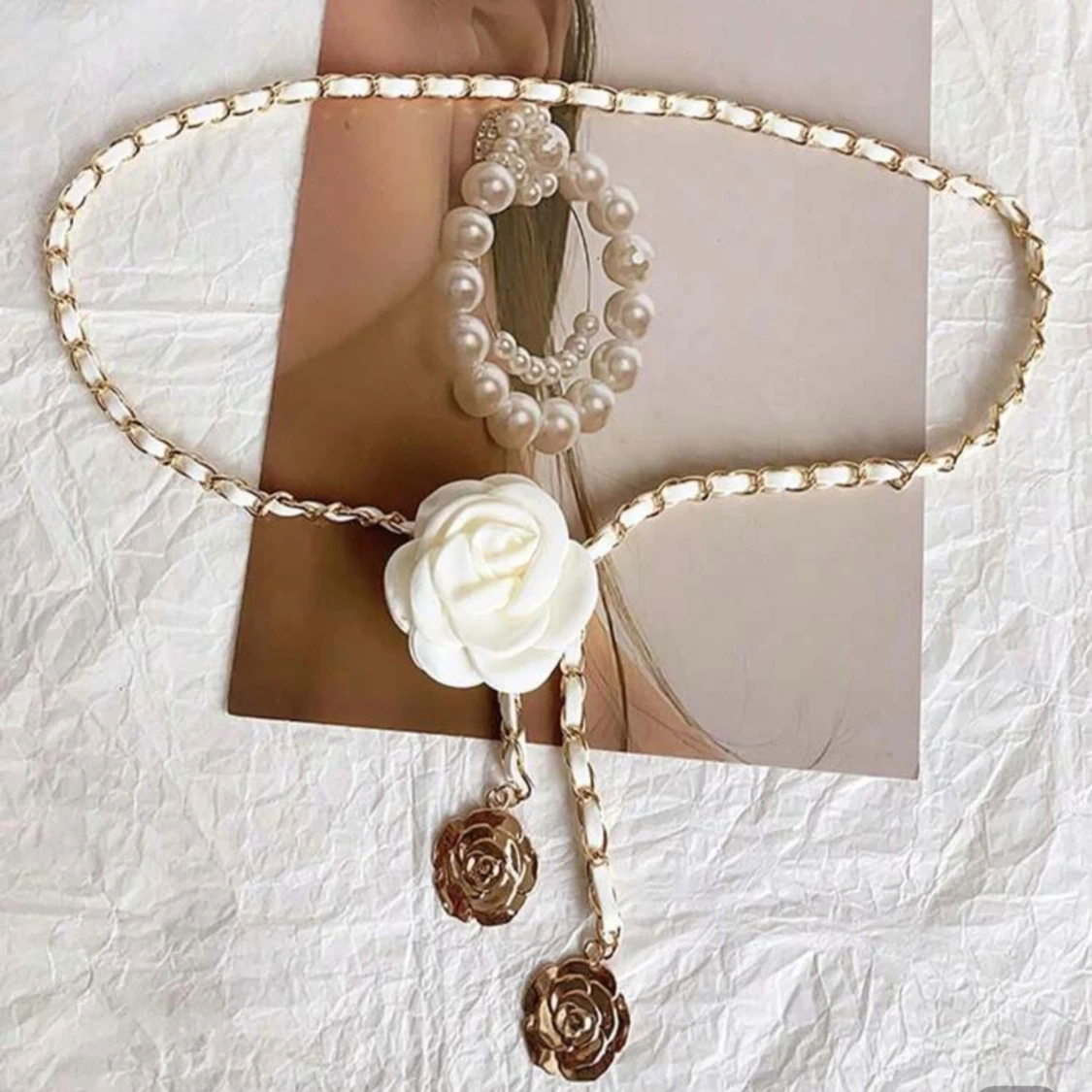 Guldigt kedjebälte med vit ros - 1