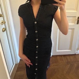  jeansklänning från ZARA - Snygg mörkblå jeansklänning från ZARA i S, använd en gång!😍