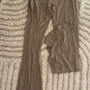 Beiga vida byxor från 157, storlek S - Säljer ett par beiga, vida byxor från 157 i mjukt och stretchigt material. Byxorna har hög midja med en bred linning och är riktigt sköna att ha på sig. Perfekta för en chill och avslappnad stil.