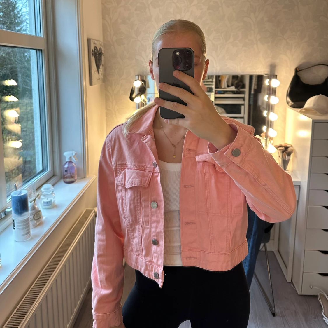 Croppad rosa jeansjacka från Gina Tricot