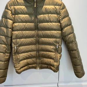 Gant jacka, lätt dunjacka - Säljer nu en stilren gant jacka. Perfekt nu för lite kallare höst och fungerar även på vintern. Storlek är S (170) funkar perfekt för en som är från 180 o neråt. Ny pris är 3000 kr