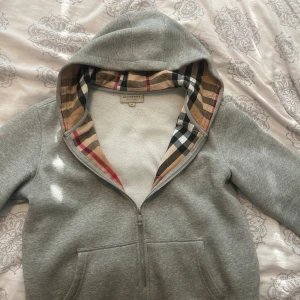 Grå Burberry hoodie  - Ny grå Burberry hoodie med dragkedja.