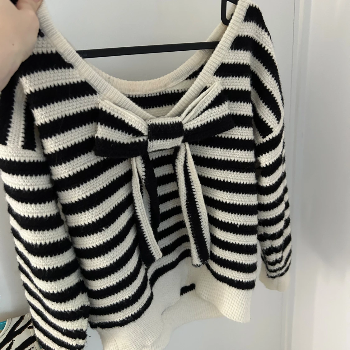 Randig stickad tröja med rosett i ryggen - 2