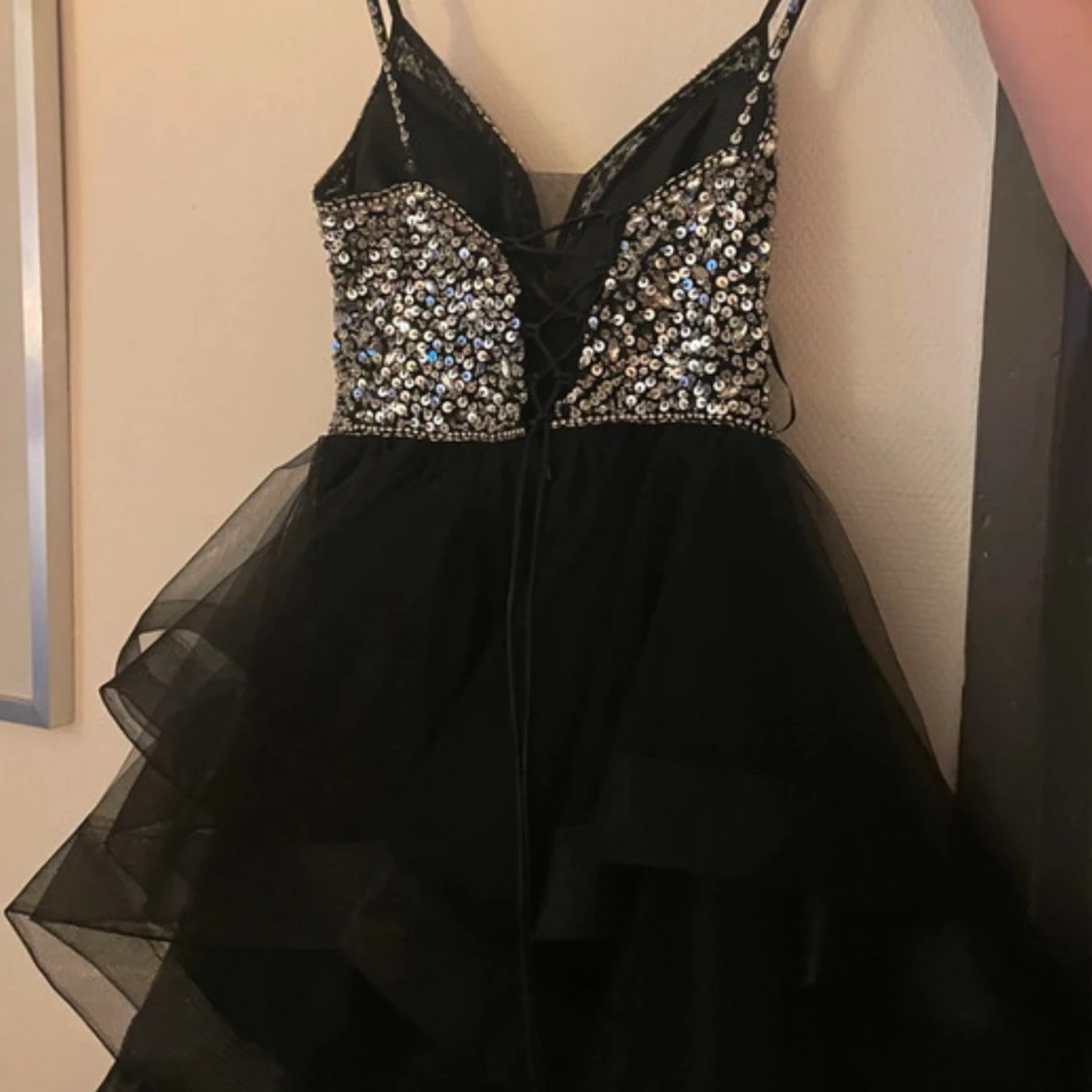 Svart paljettklänning med snörning - 3