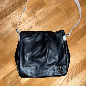 Skinnväska (star wars)  - Skinnväska ifrån star wars i 100% äkta skinn. Får enkelt plats med en dator och lite mer 