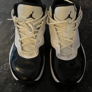 JORDAN STAY LOYAL 3 UNISEX - Basketsko - white/black - Säljer ett par Nike Air Jordan 4 sneakers i svart och vitt. Skorna har klassisk snörning, mesh och skinnpaneler samt den ikoniska Jumpman-loggan på plösen. Snygg kontrast mellan svart lack och vit textil, med robust sula och tydlig Nike Air-detalj under sulan.