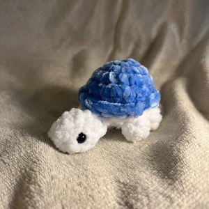 Virkad blå sköldpadda  - Söt virkad blå sköldpadda som är va 7 cm hög