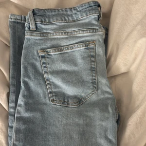 Jeans med slitningar - Säljer dessa jeans från lager 157. Jag har gjort hålen själv. Aldrig använda, endast testade.
