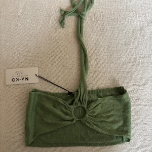Halterneck topp - Glittrig glittertopp från nakd, ny med prislapp kvar.
